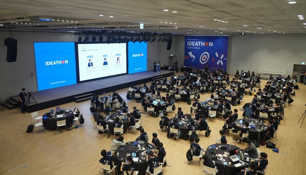 카카오테크 캠퍼스에 참석한 5개 지역 거점 국립대학교 학생들이 '카카오테크 캠퍼스' 아이디어톤에 대한 설명을 듣고 있다.