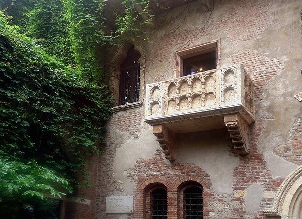로미오와 줄리엣이 튀어나올 것 같은 이탈리아 베로나의 '줄리엣의 집' 발코니. /사진=픽사베이