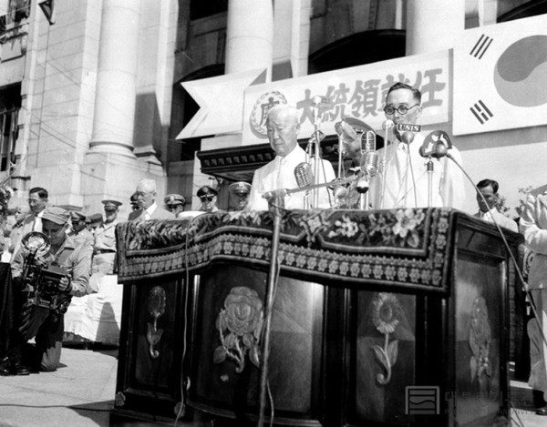 1948년 7월 24일 조선총독부 광장에서 이승만이 대통령 취임식을 하고 있다. 그는  그해 12월 1일 '국가보안법'을 만들었다. /사진=국가기록원