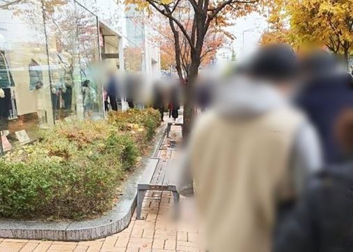 서경덕 교수가 지난해 11월 19일 SNS에 올린 '유니클로 매장 앞 장사진' 제보 사진.