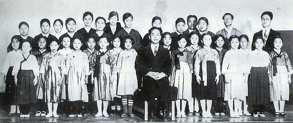 1933년 평양 백선행 기념관에서 열린 첫 동요 발표회에서의 윤석중(앞줄 가운데).