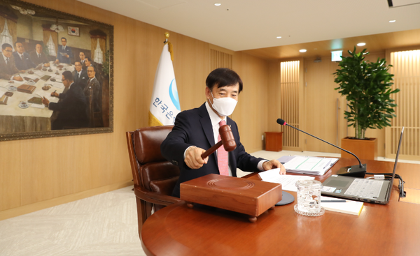 이주열 한국은행 총재가 28일 한국은행에서 열린 금융통화위원회 본회의에서 의사봉을 두드리고 있다. /사진=한국은행