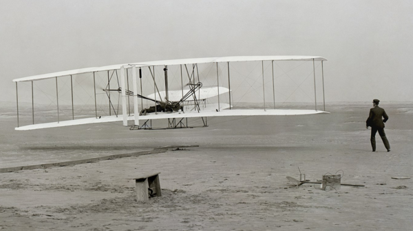 1903년 12월 17일 비행에 성공한 라이트 형제. /출처=미국 의회도서관