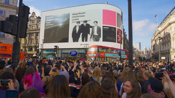 지난해 5월 31일(현지시간) 영국 런던 피커딜리 서커스 광장 전광판에 BTS 영상이 걸리자 유럽 전역에서 수천명의 팬들이 몰려와 구경하고 있다. /사진=현대자동차
