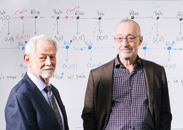 올해 노벨경제학상 공동 수상자인 로버트 윌슨(왼쪽)과 폴 밀그럼 . /사진=스탠퍼드대학교