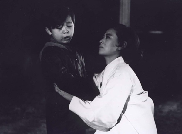 1968년 7월 16일 국도극장에서 개봉한 영화 ‘미워도 다시 한번’에서 모자 역할을 맡았던 문희와 김정훈.