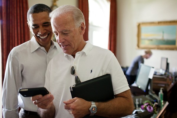 오바마 전 미국 대통령(왼쪽)과 환담하고 있는 조 바이든 민주당 대통령 후보. /사진=픽사베이