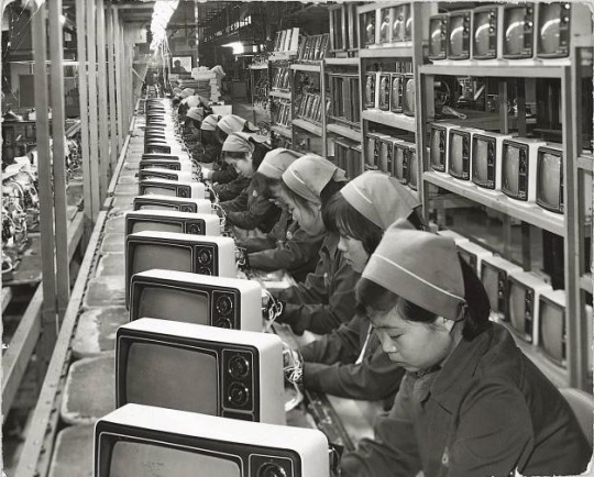 1970년대 삼성전자 흑백 TV 생산라인. /자료사진=삼성전자