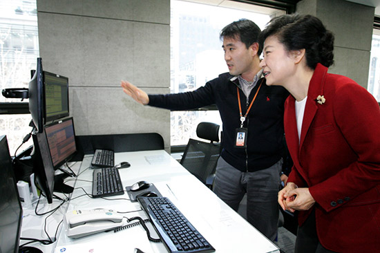 2012년 12월 18일 당시 박근혜 새누리당 대통령선거 후보가 증권거래소를 방문, 대통령에 당선되면 임기 안에 코스피 3000시대를 열겠다고 밝혔다. /사진=박근혜의 국민행복캠프