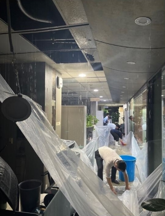 한국투자증권 서울 여의도 본사 사옥은 지난달 8일 쏟아진 기록적인 폭우로 건물 일부가 침수됐다. /사진=온라인 커뮤니티