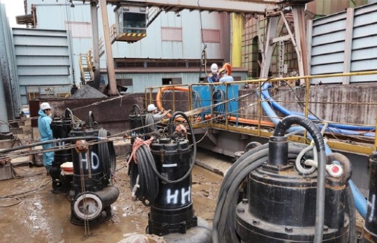 지난해 태풍 '힌남노'로 피해를 본 포항제철소 직원들이 3후판공장에 현대중공업이 지원한 소방펌프를 긴급 투입할 준비를 하고 있다. /사진=포스코