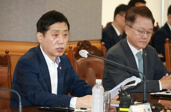 김주현 금융위원장(왼쪽)은 지난 4일 국회 정무위원회에서 “일부 언론이나 유튜브 쪽에서 나오는 이유로 발생하는 위기는 없을 것”이라고 잘라 말했다. /자료사진=금융위원회