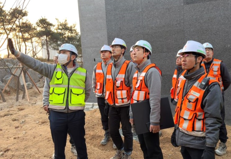 윤진오 동부건설 대표이사(맨 왼쪽)가 동절기 현장 안전점검을 실시하고 있다. /동부건설